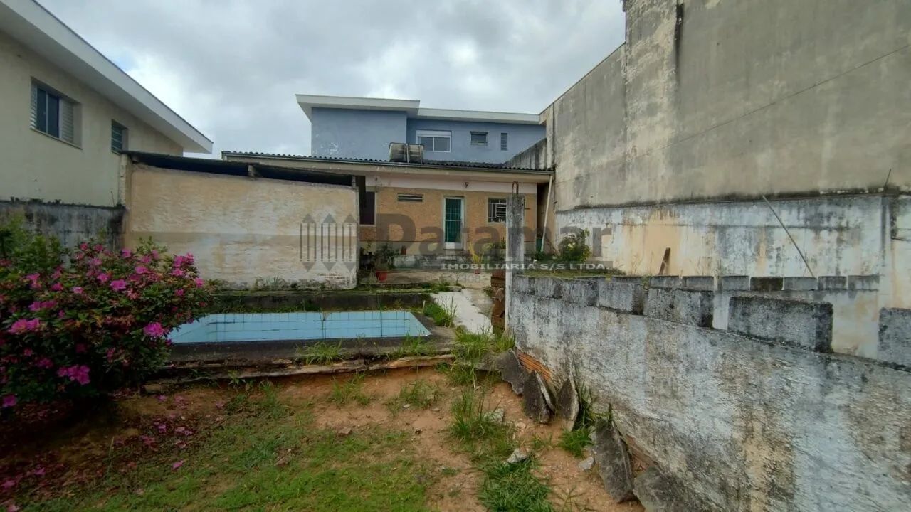 Terreno com Casa Velha nos fundos à Venda com 276m²
