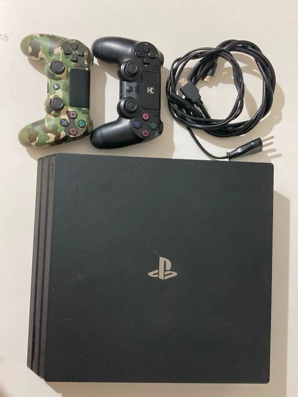 Playstation 4 Pro 1 TB + 2 controles  - Foto 2