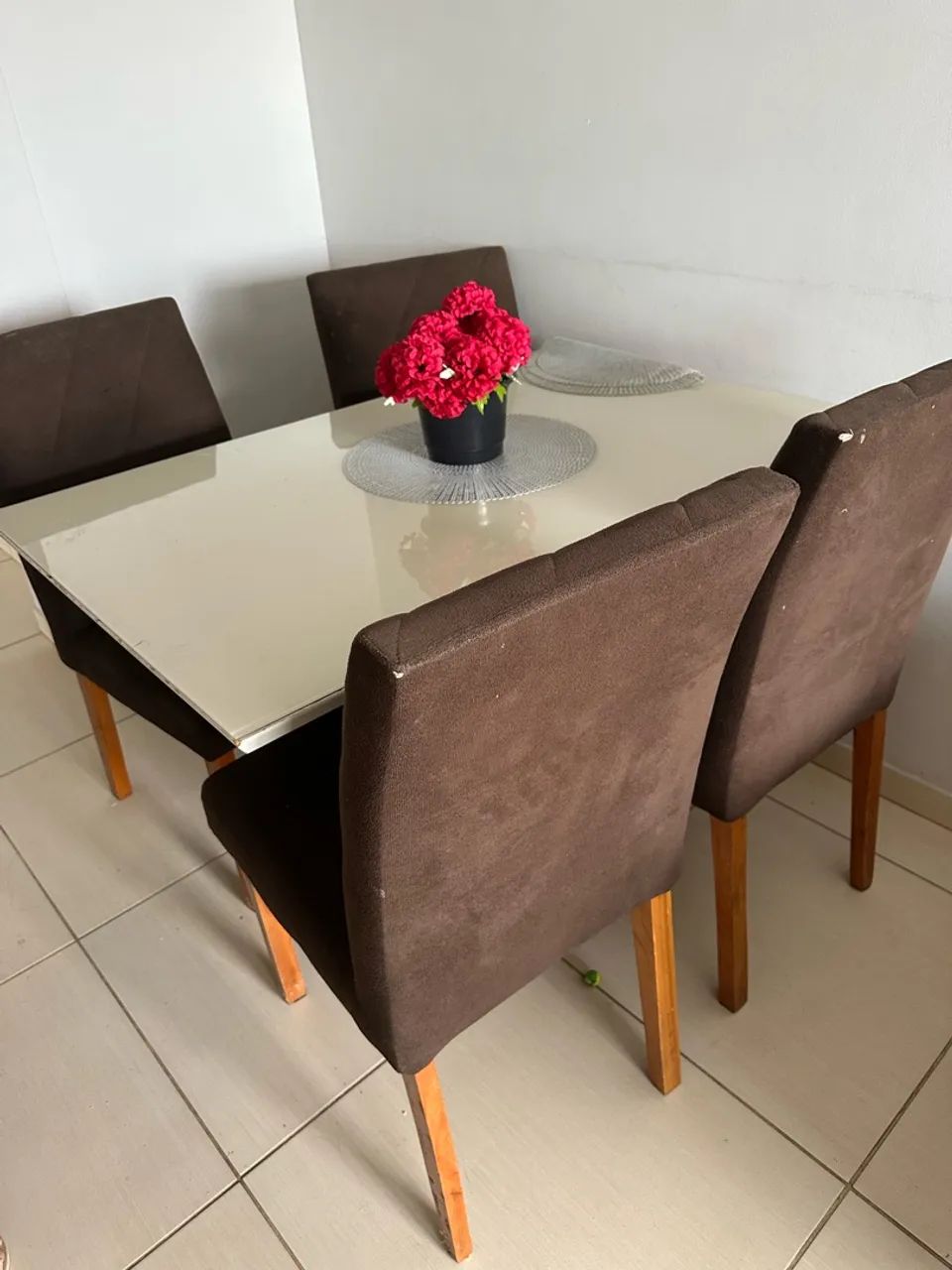 Mesa com 4 cadeiras
