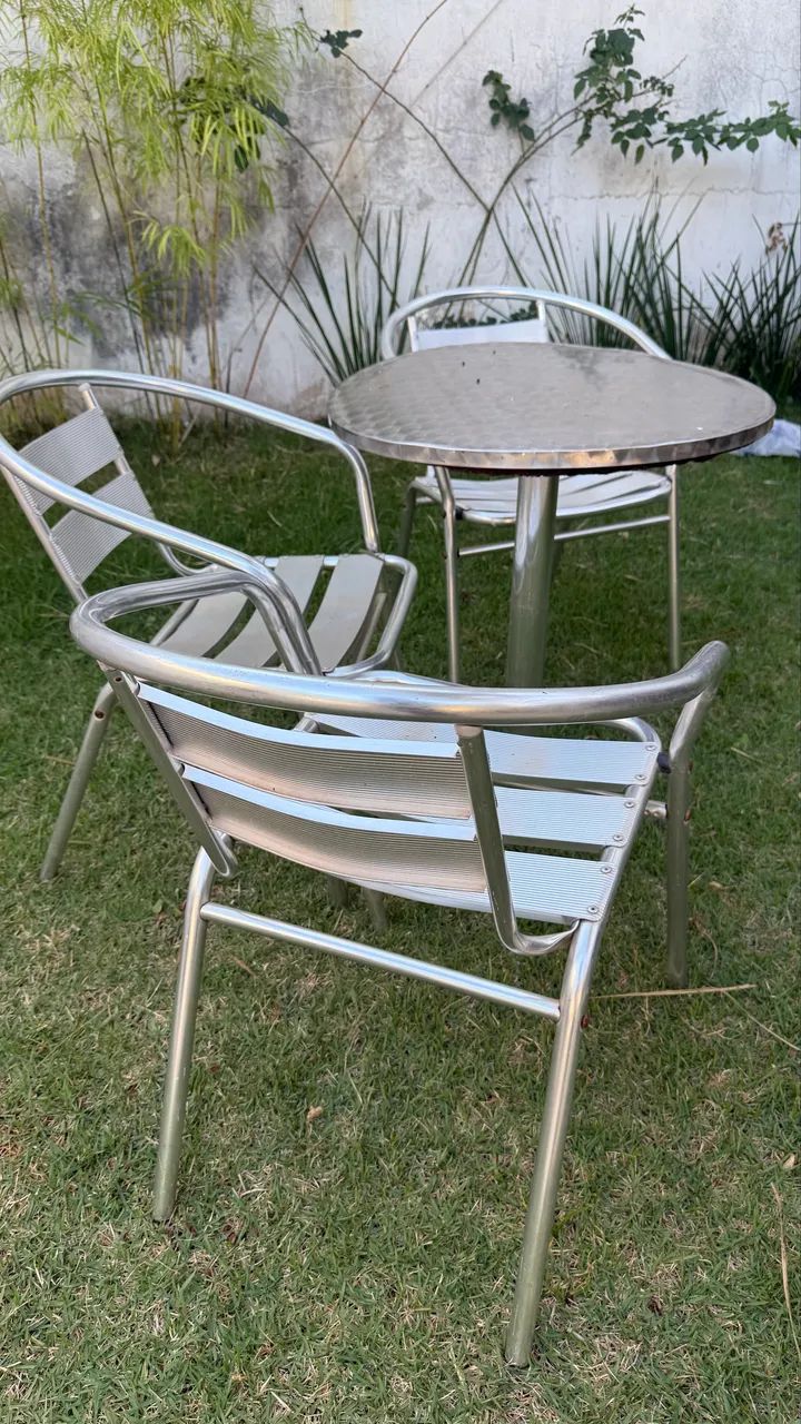 Mesa de alumínio com cadeiras 