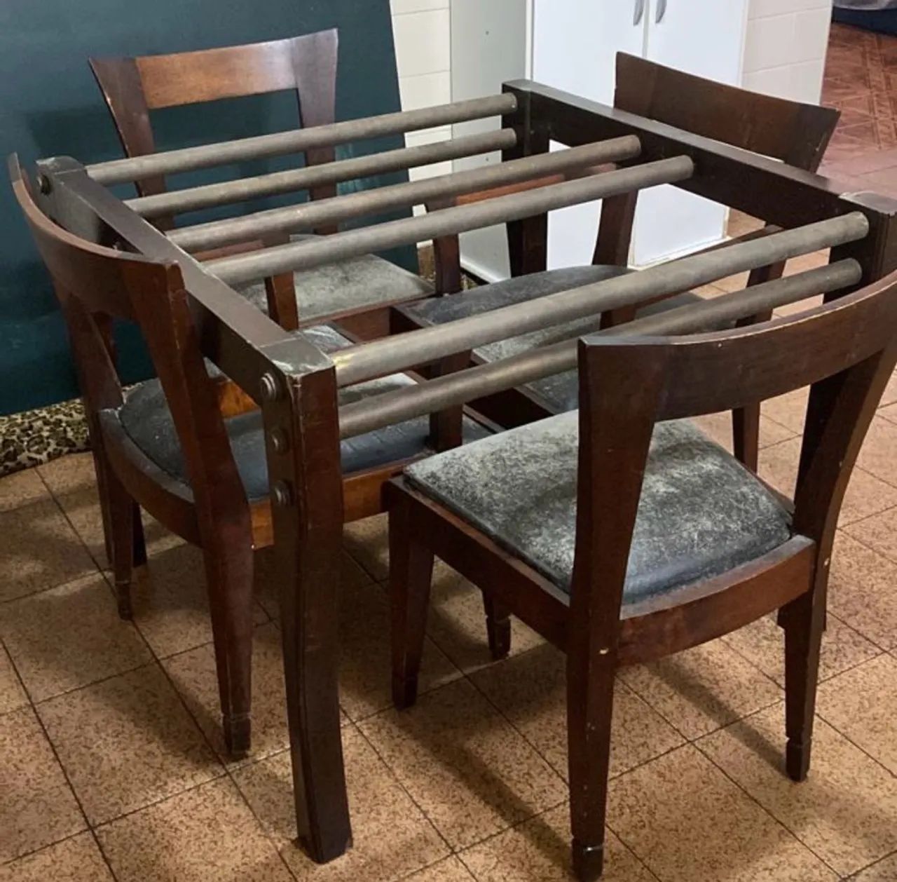 Mesa de jantar com 2 poltronas e 2 cadeiras - Foto 2