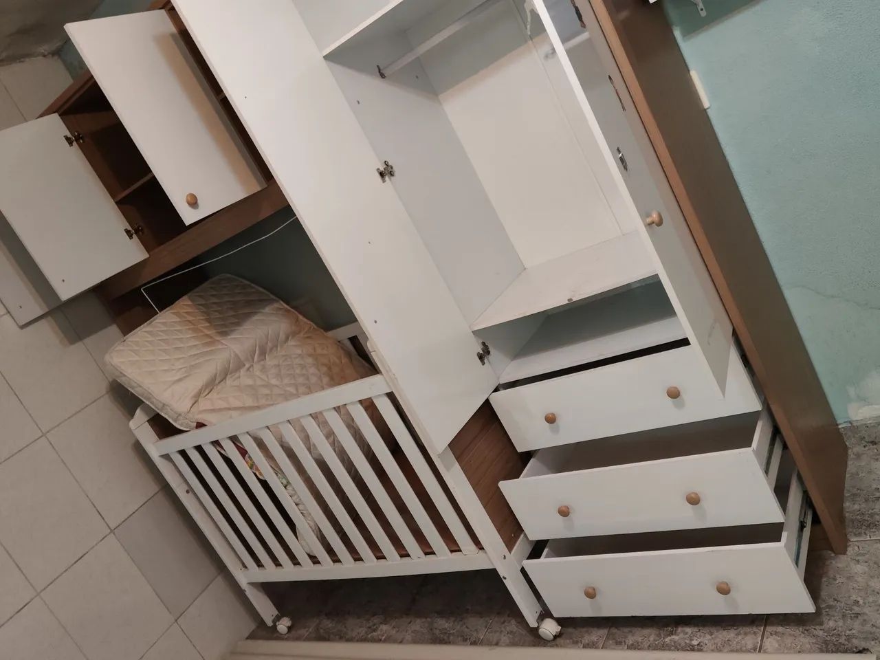 Guarda roupa com berço e colchão  - Foto 2