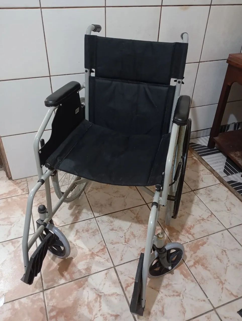 Cadeira de rodas semi nova
