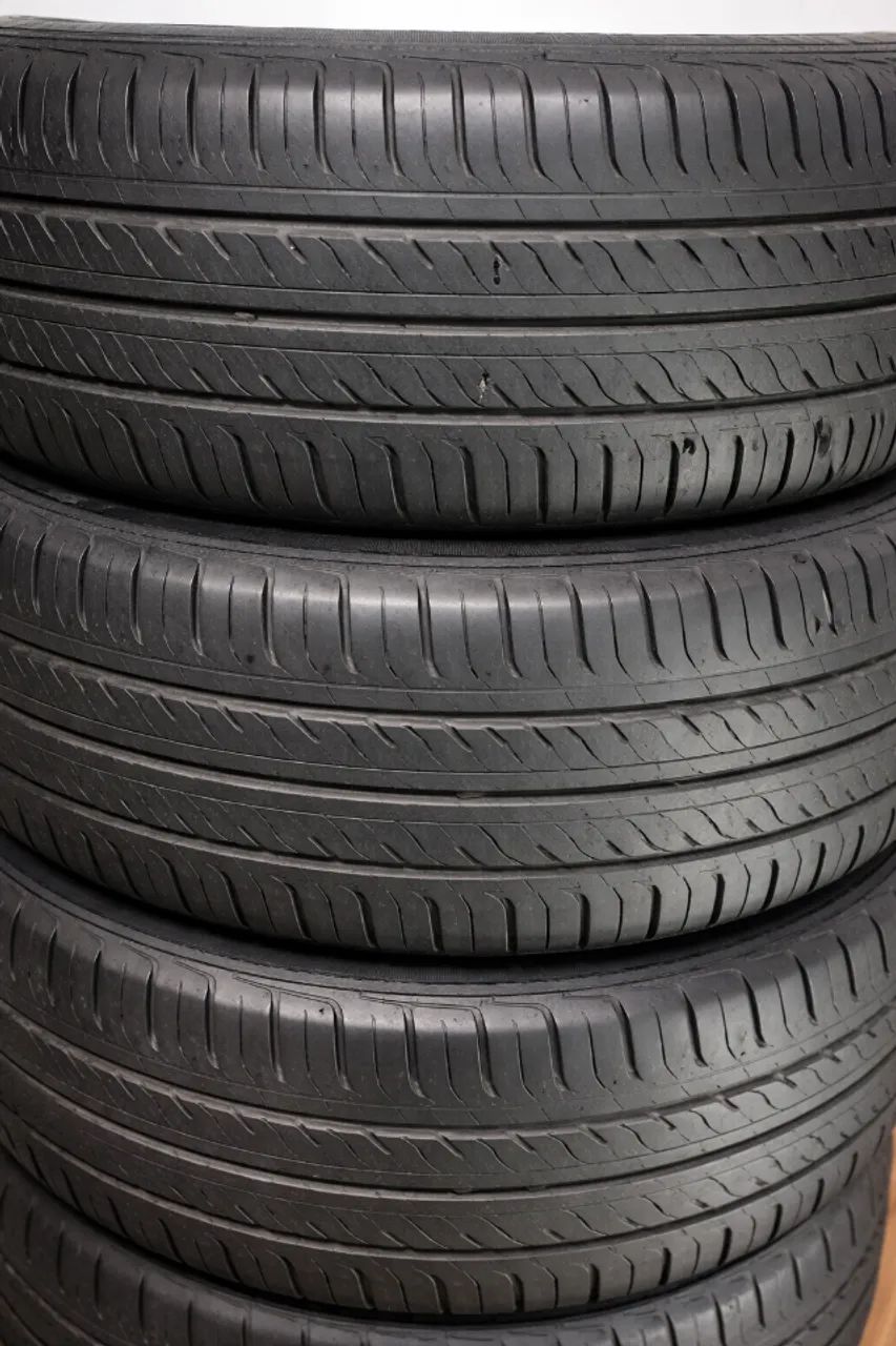 Vendo 4 pneus Radial 185 65 15 semi novos conforme fotos 