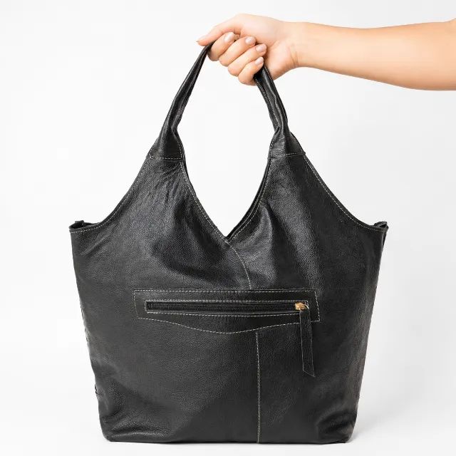 maxi bolsa preta em couro legítimo luxo, praticidade e estilo nova - Foto 4
