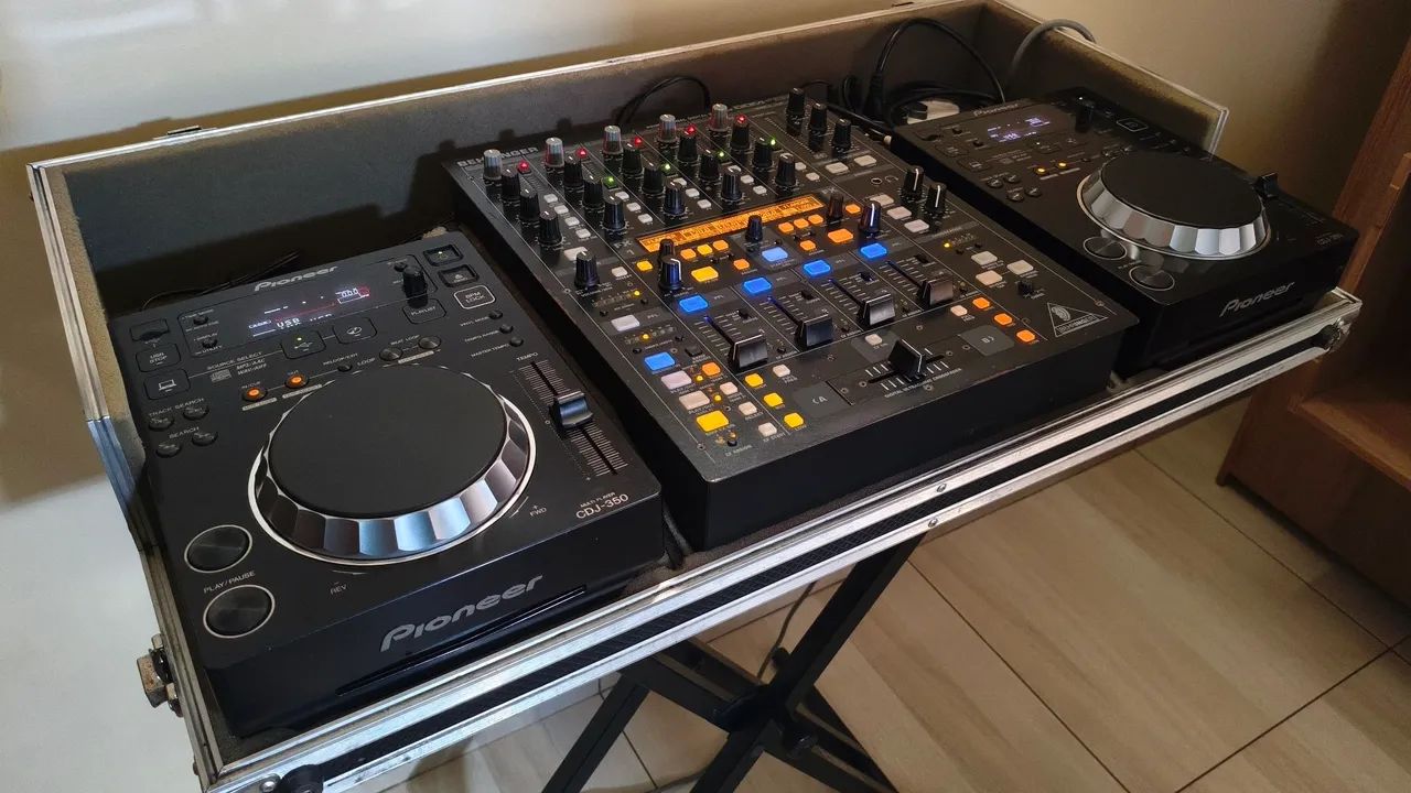 Par de CDJs 350 Pioneer + Mixer DDM 4000 Behringer + Case