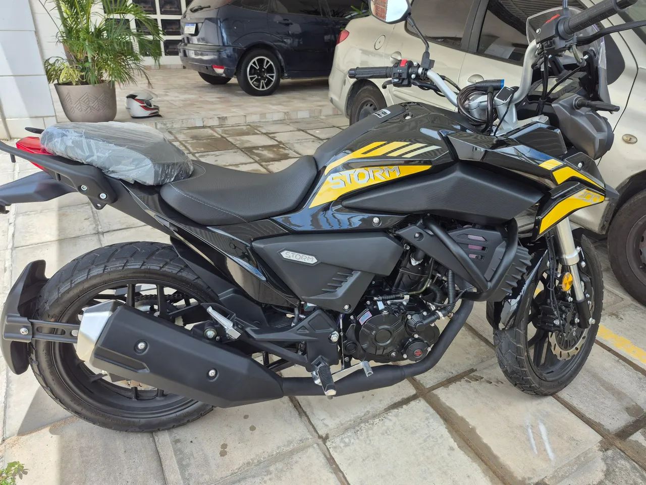 Vendo  moto com 300 km nova  - Foto 4