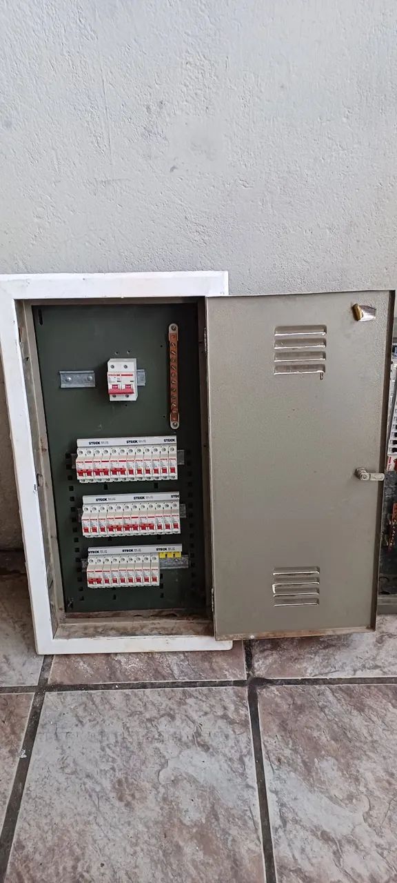 QUADRO DE DISTRIBUIÇÃO GABINETE DE AÇO  /// R$750,00 