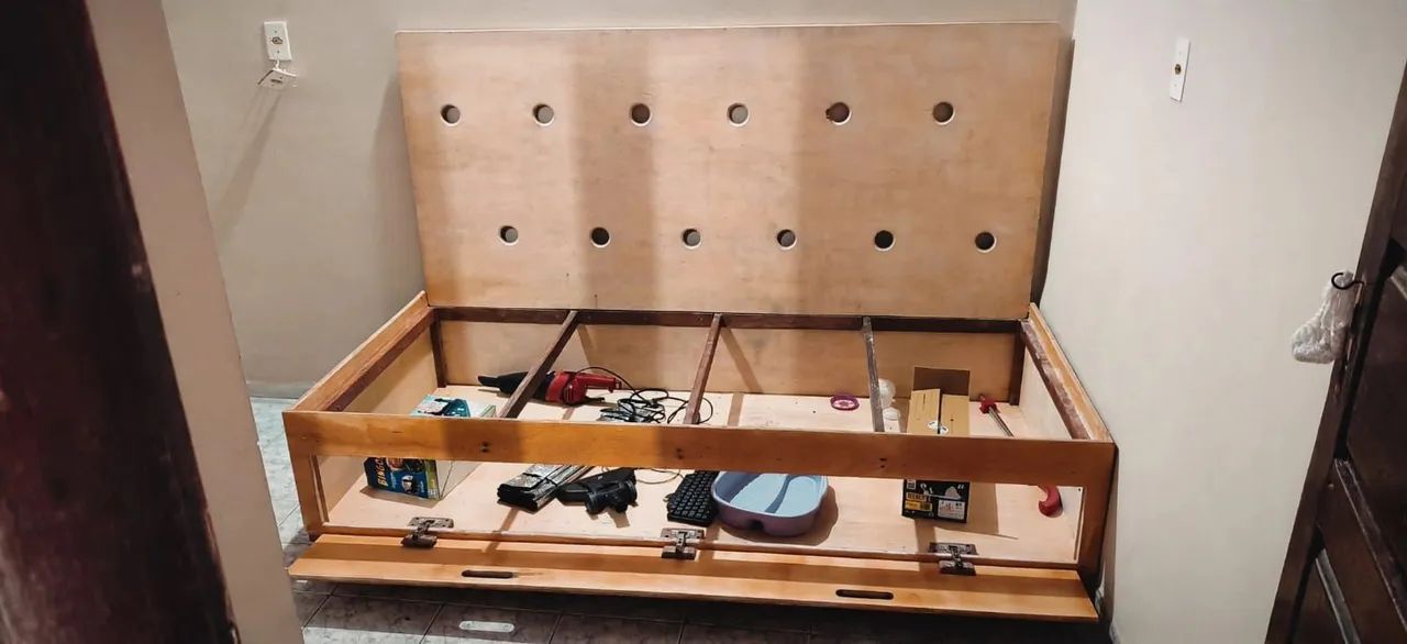 Cama de madeira artesanal com compartimento para itens