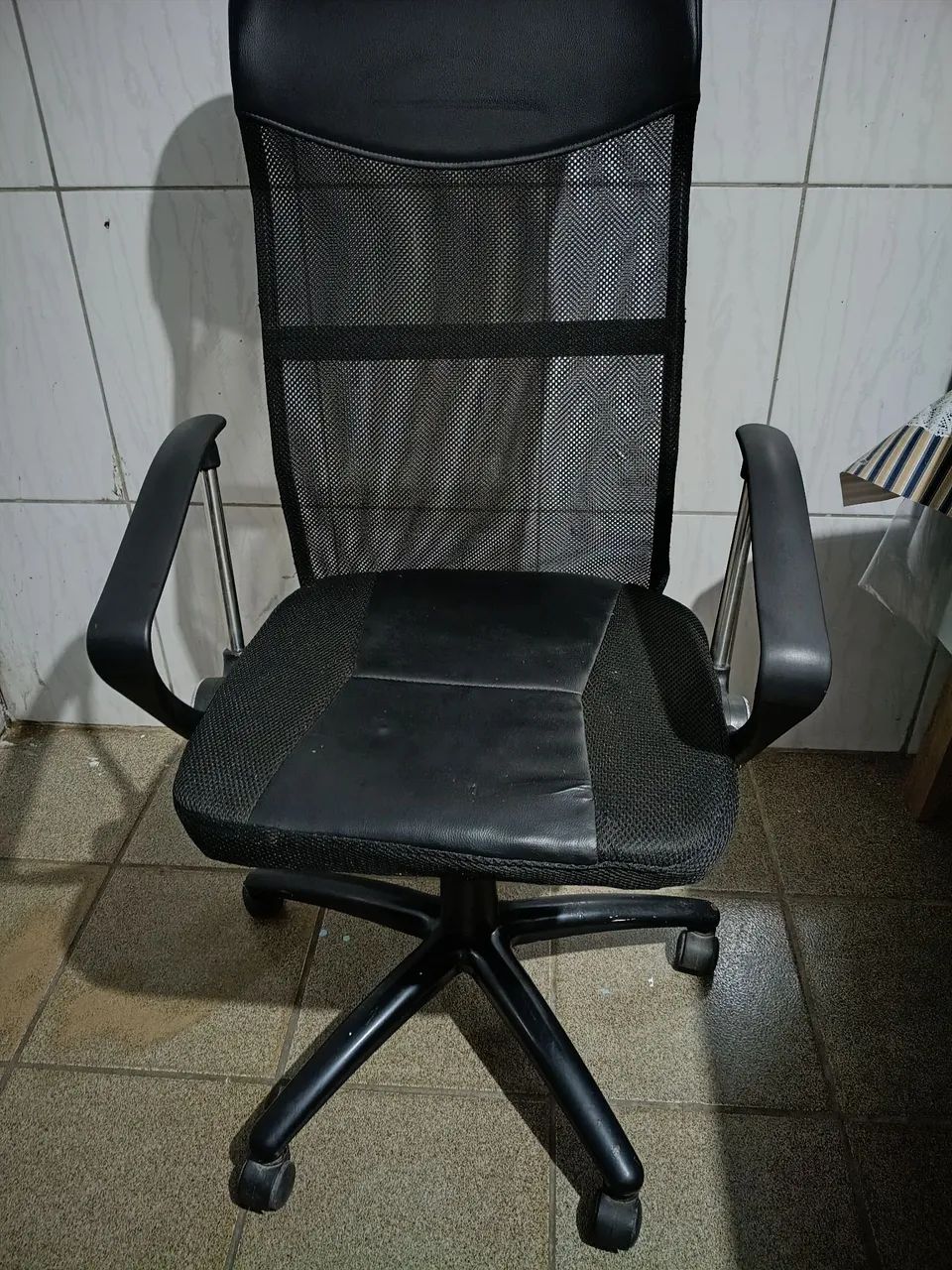 Cadeira de escritório com regulagem de altura .. Funcionando perfeitamente 