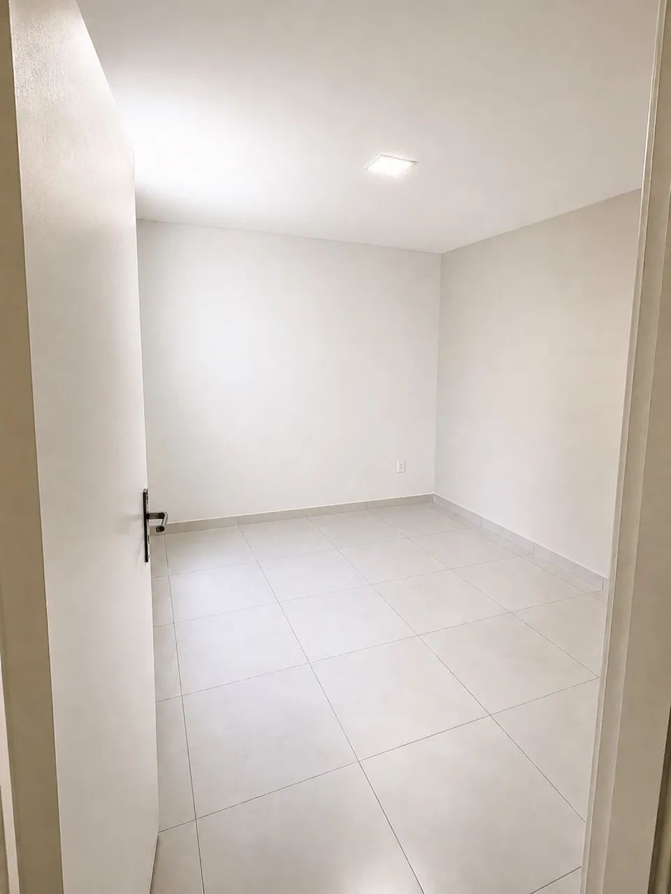 ALUGA-SE CASA COMPACTA E MODERNA A 5 min DO CENTRO E 15 min das ORLAS - Foto 3
