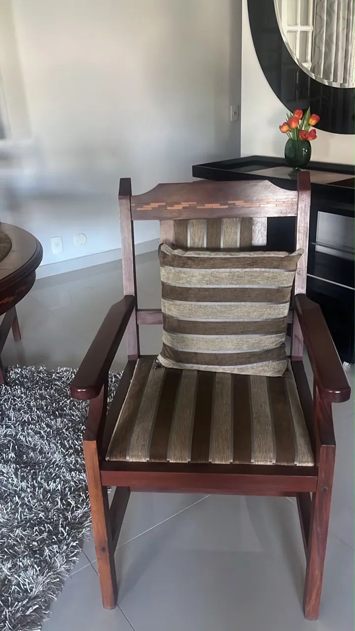 Mesa de jogos (poker ) de madeira maciça  com 4 cadeiras. - Foto 3