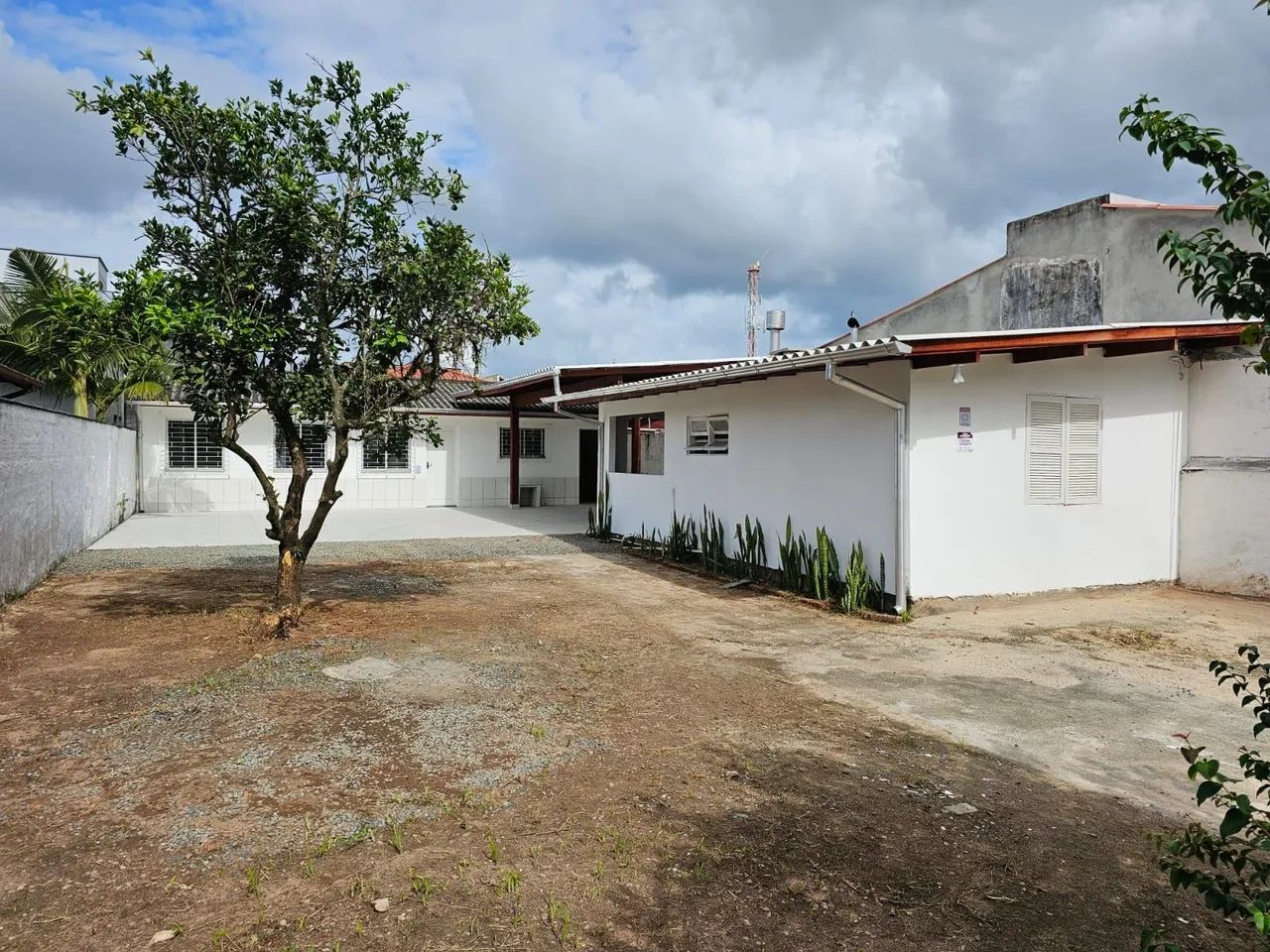 Vendo casa no bairro Carianos.