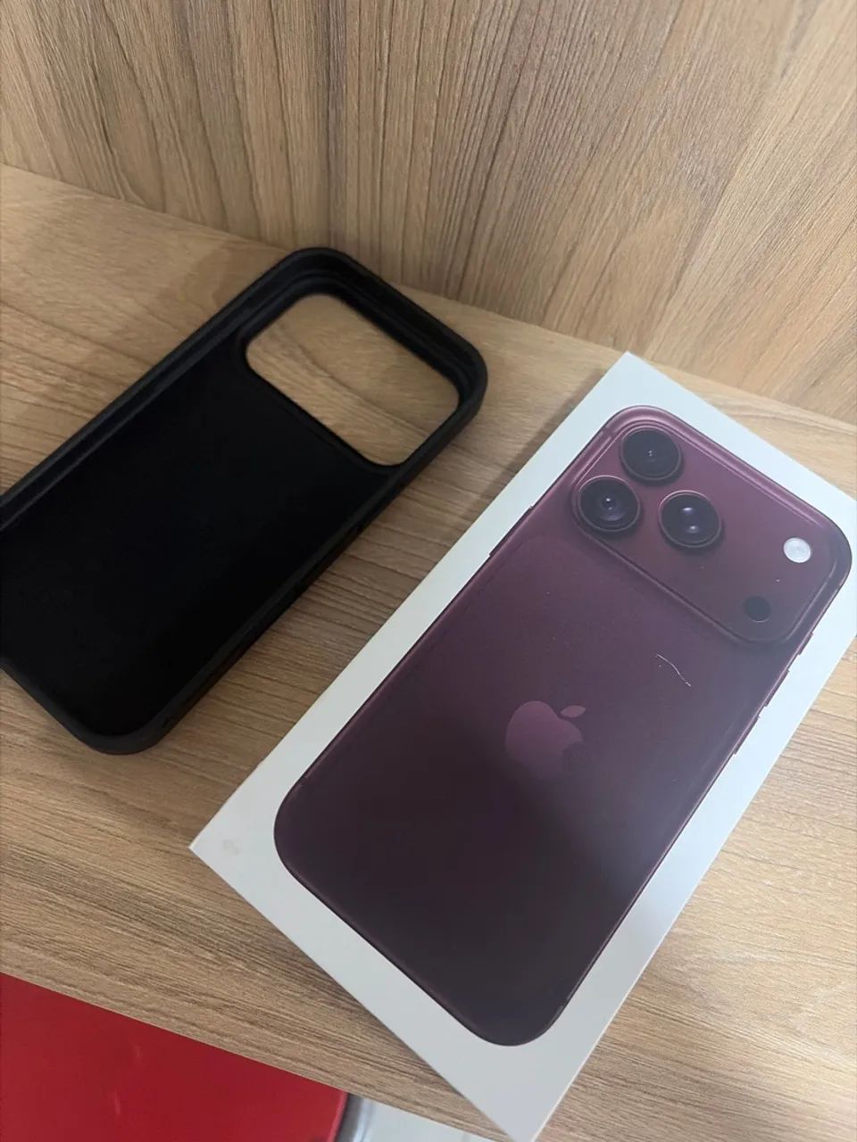 iPhone 18 pro zero bordô