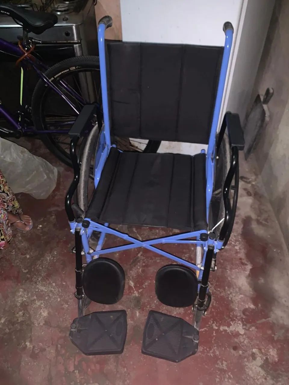 Cadeira de rodas, semi nova 