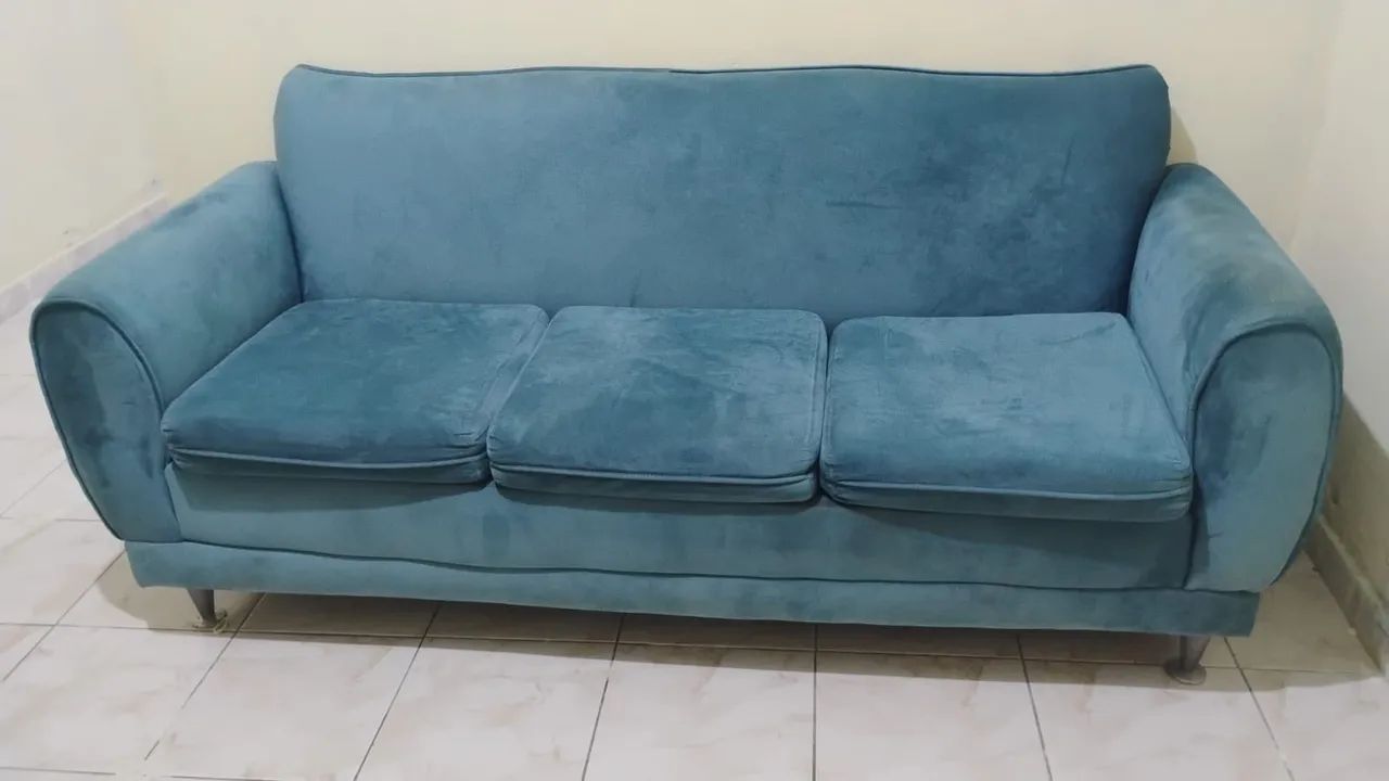 Sofá de 3 lugares com almofadada soltas na cor azul  - Foto 2