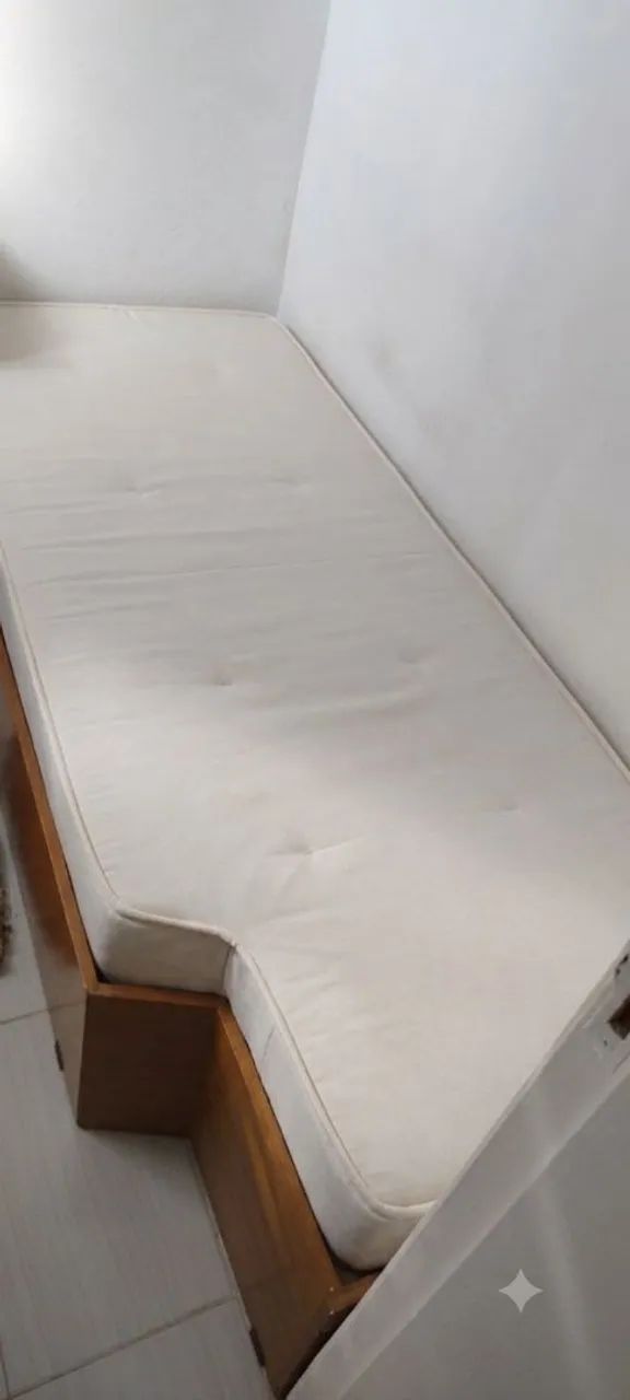 Cama sob medida com colchão de solteiro 