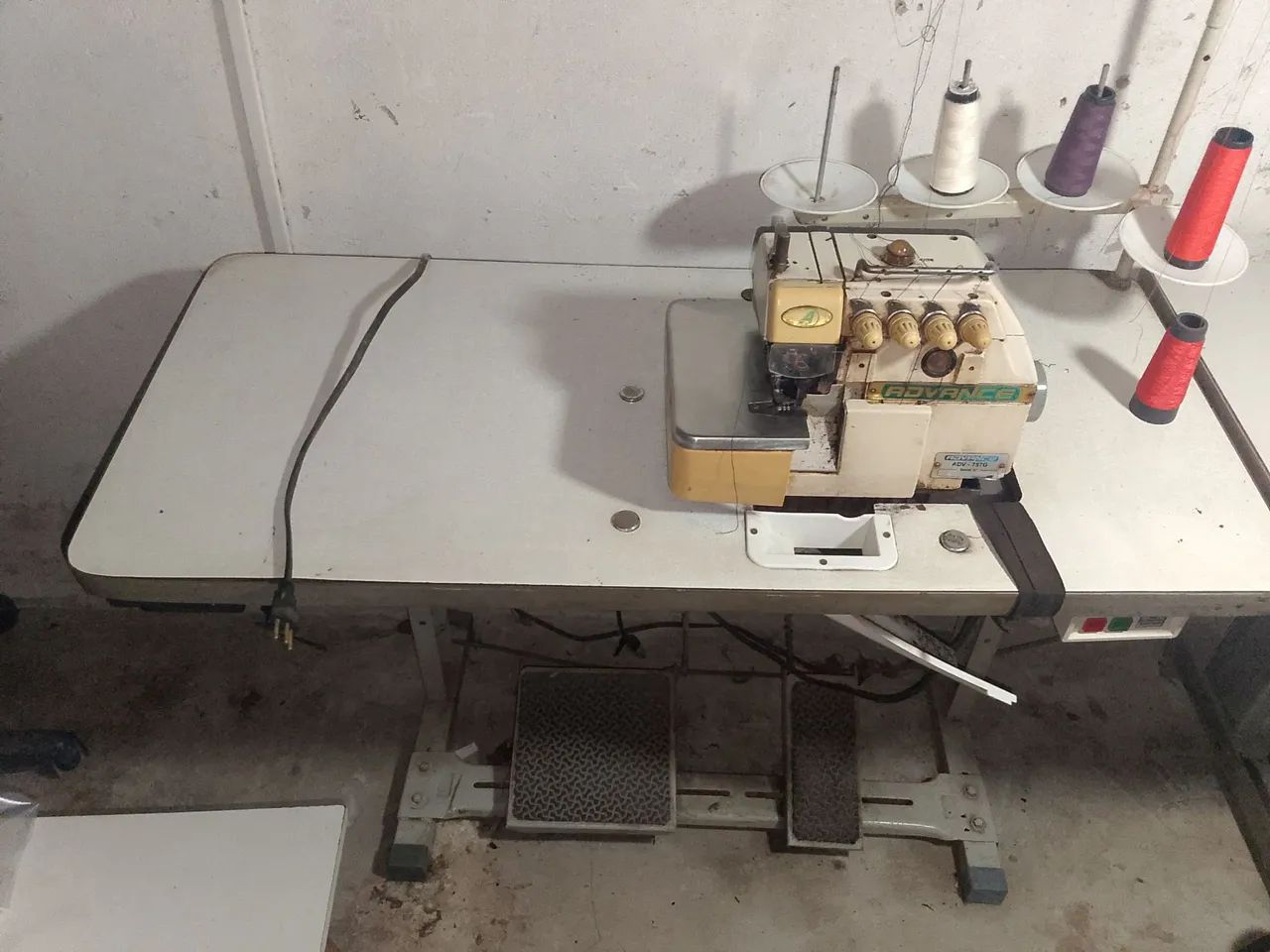 Vendo máquina de costura inteloc  - Foto 2