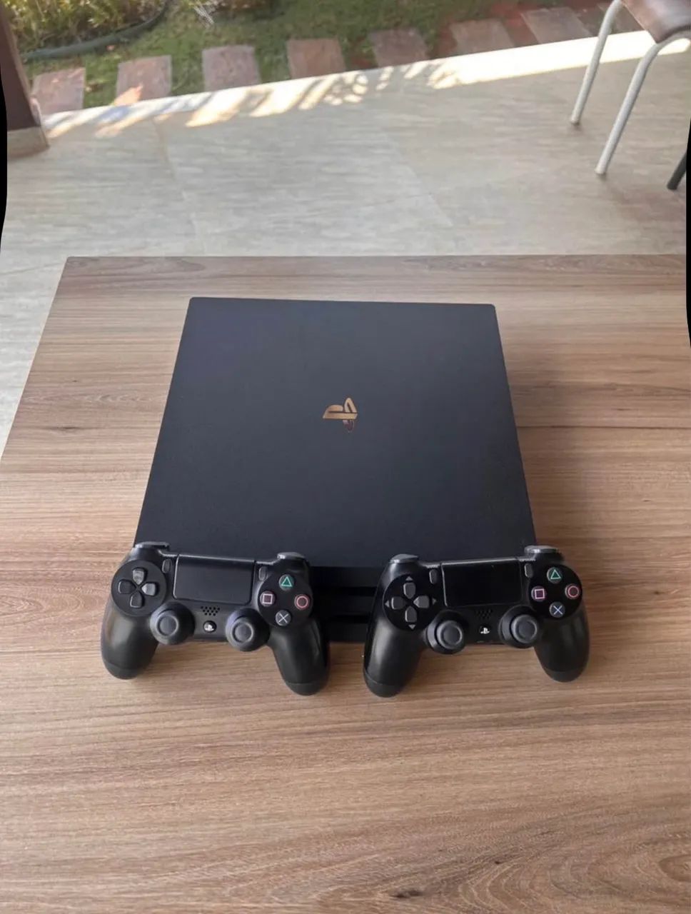 ps4 pro 1tb + 2 controles - Foto 5