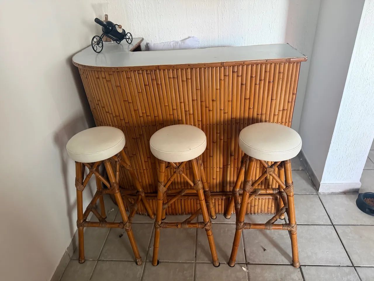 Lindo bar vintage de bambu 
