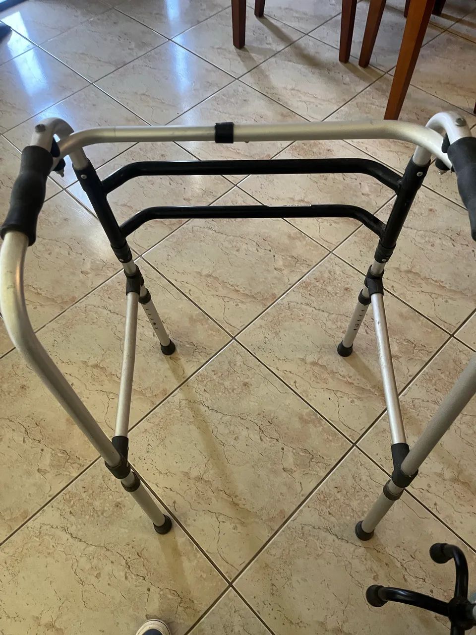 Andador e bengala de Alumínio para idosos  - Foto 4