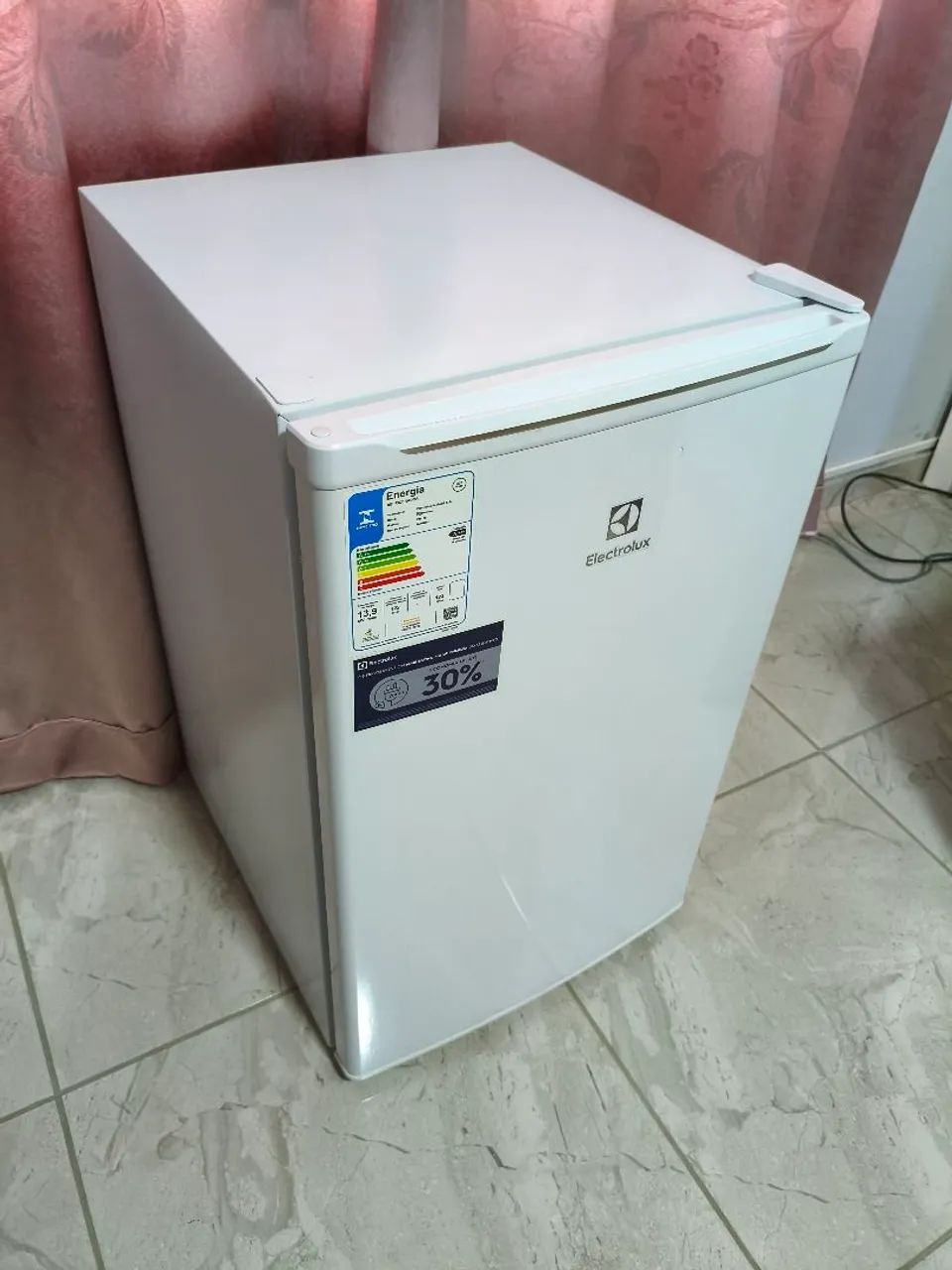 Frigobar Eletrolux 122litros seminovo com luz interna. - Foto 2