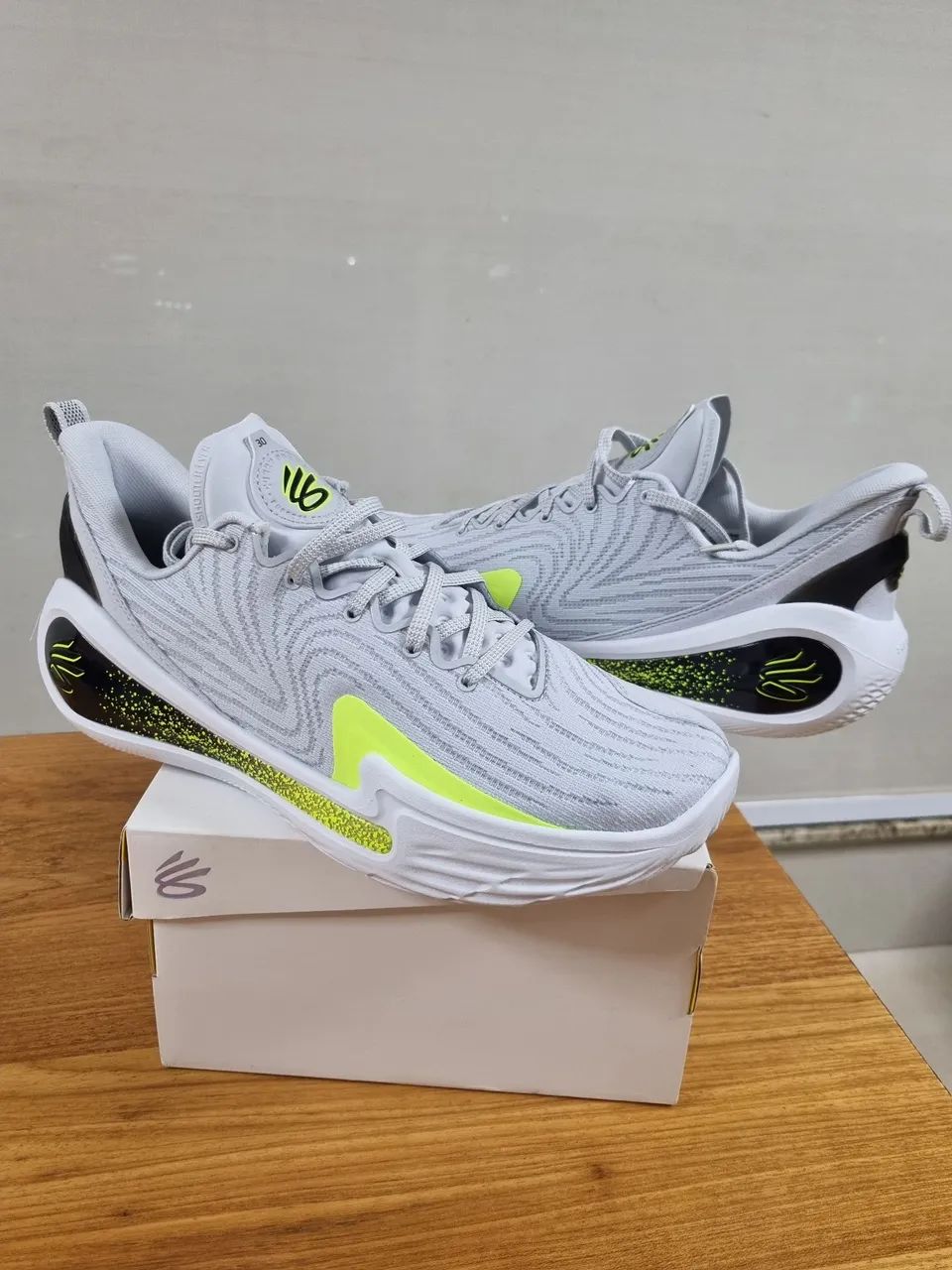 Tênis Under Armour Curry 12 Cinza Neon Novo com Caixa - Calçados