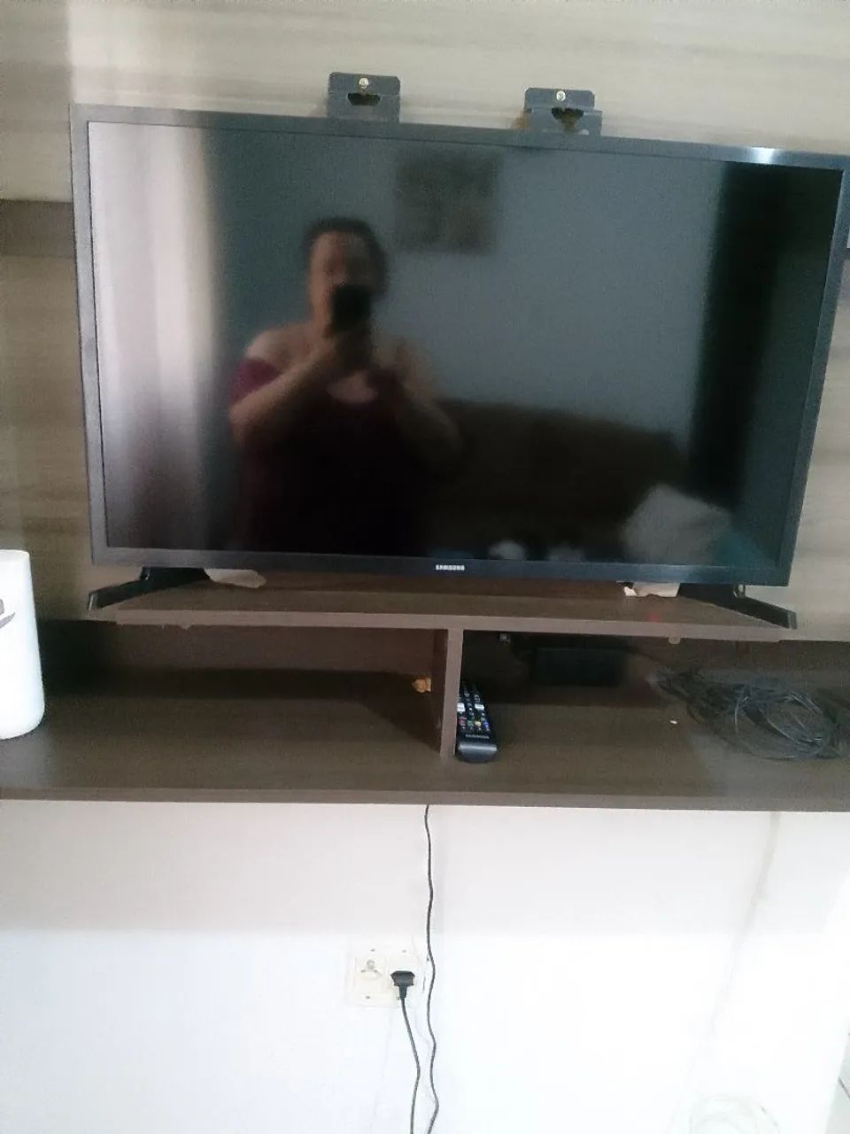 Vendo tv samsung smart 32 polegadas com pezinho e com controle remoto - Foto 2