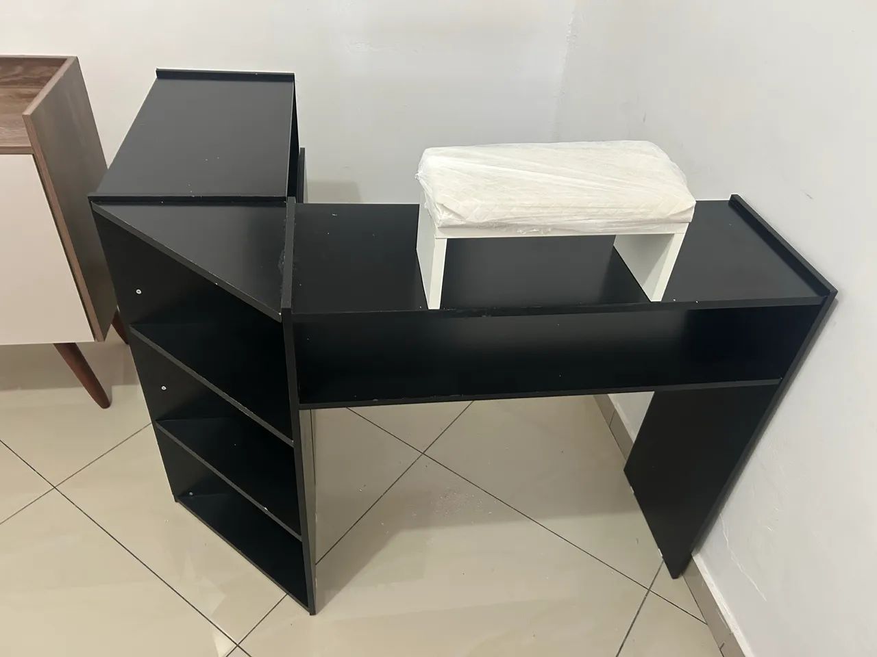 Mesa em L com armário com marcas de uso  - Foto 2