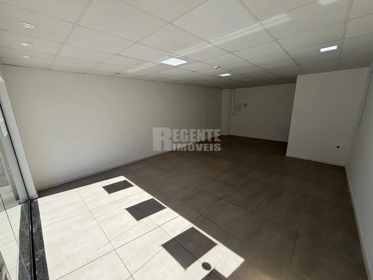 Ótima loja comercial para locação no bairro Canasvieiras! - Foto 2