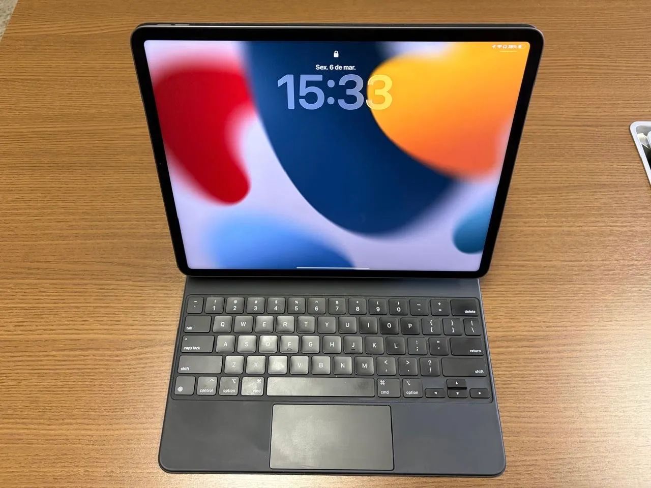 Apple iPad Pro M1 com Magic Keyboard e acessórios Logitech
