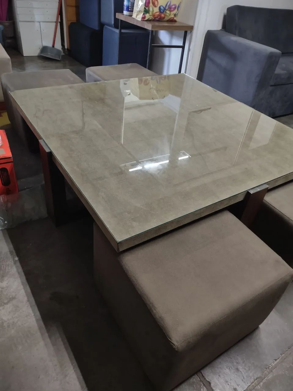 Mesa de centro com 4 puffs 