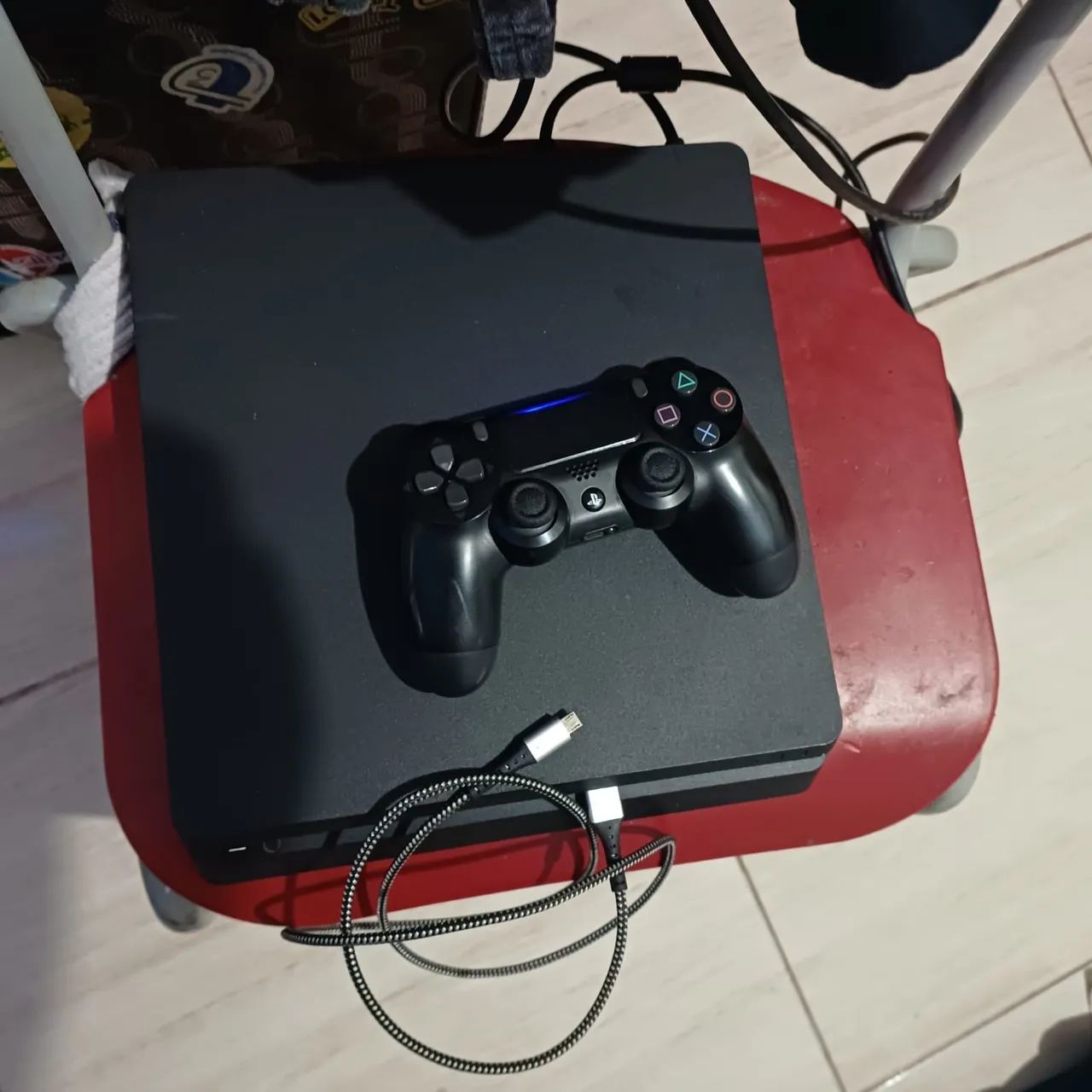 Ps4 slim com um controle e jogo na memória