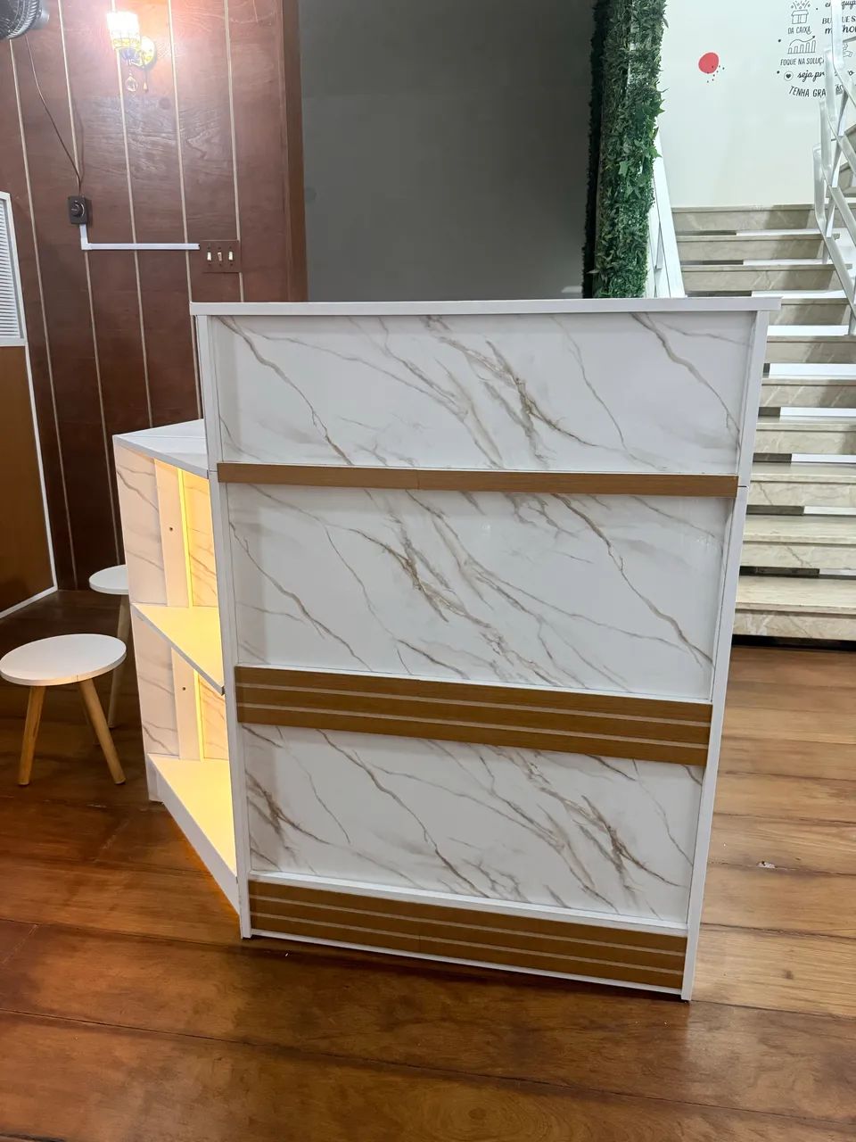 Balcão de Recepção em L com LED e Nichos - Planejado - Semi Novo  - Foto 6