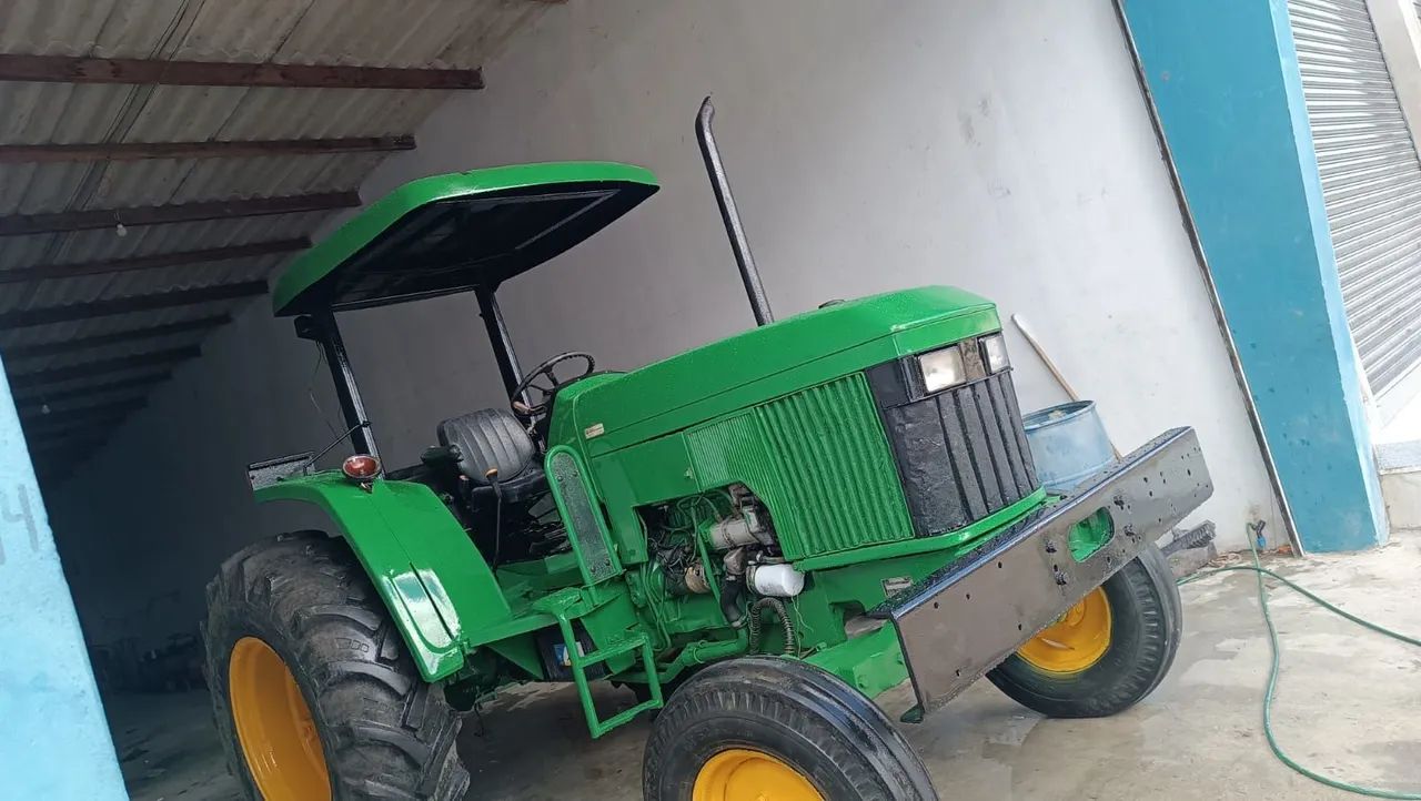 Trator John Deere 5600 - 4x2 - Ano 2000 - Foto 4