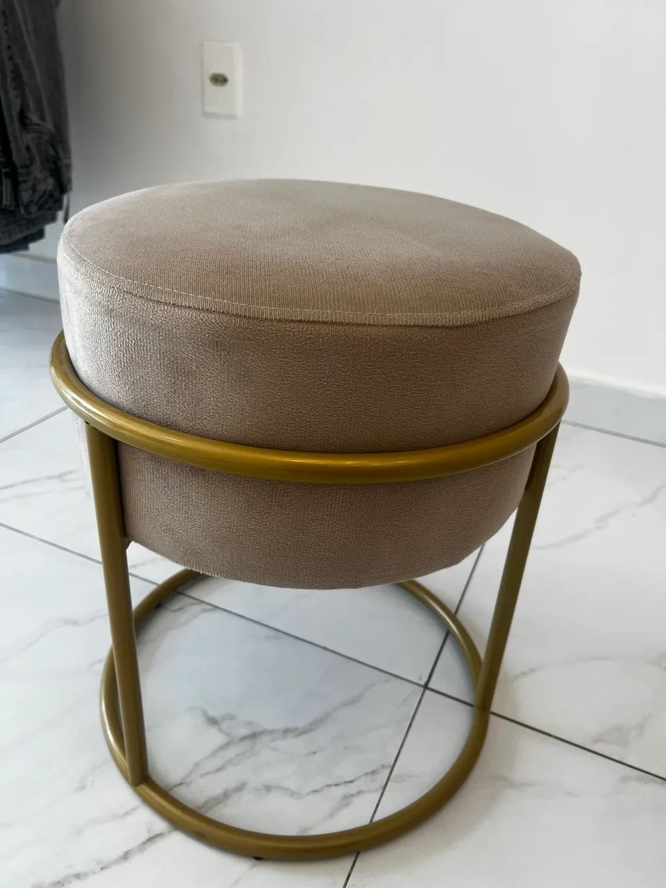 Puff bege com metalon dourado - Foto 2