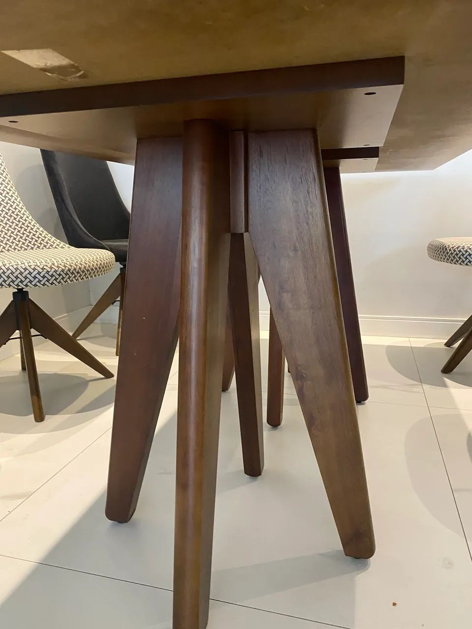 Mesa e 8 cadeias  .Madeira maciça com vidro preto - Foto 5