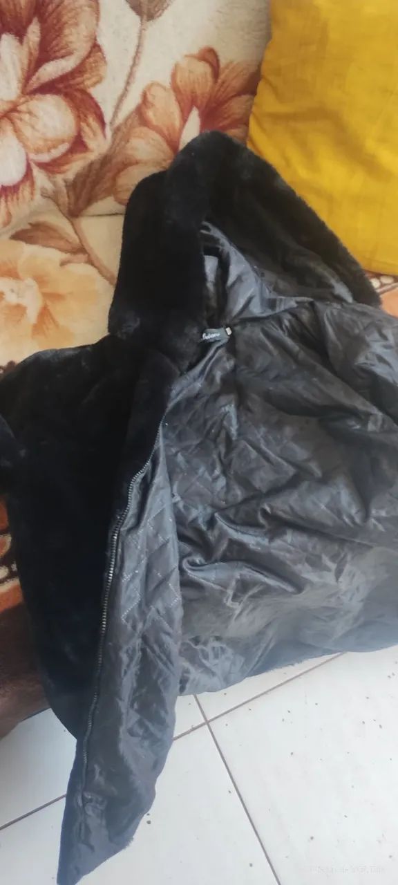 Casaco de pelos preto, grosso.