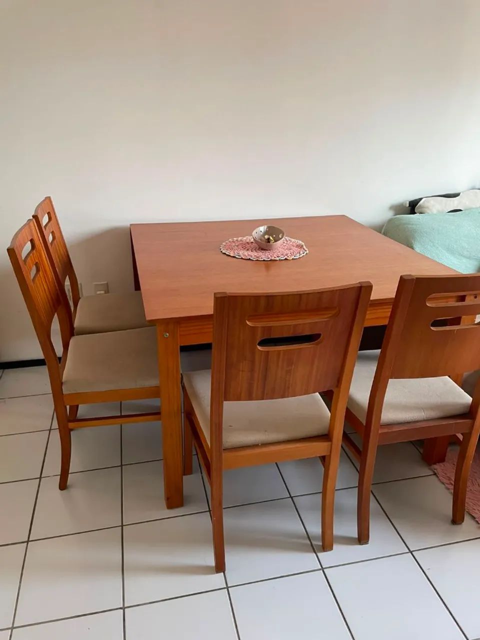 Conjunto Mesa extensível 4 a 6 lugares + 4 cadeiras madeira maciça