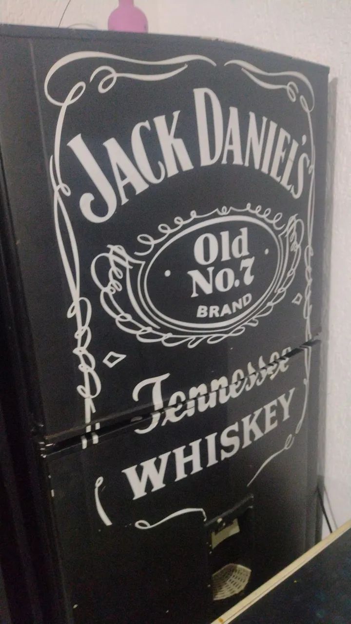 Geladeira adesivada Jack 