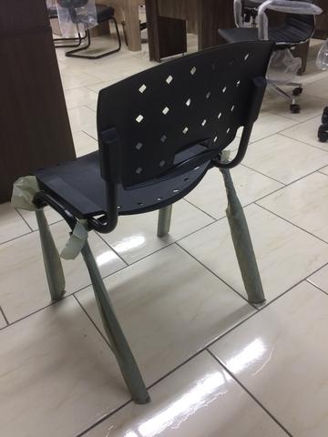 Cadeira empilháveis fixa nova - Foto 2