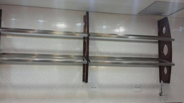 Suporte de madeira com prateleiras de inox - Foto 2