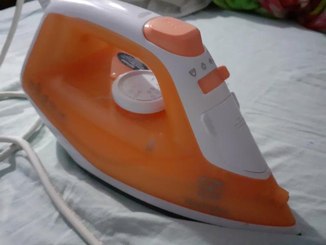 Vendo um ferro de passar roupas semi novo - Foto 4