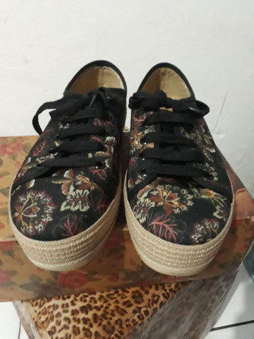 tenis preto florido