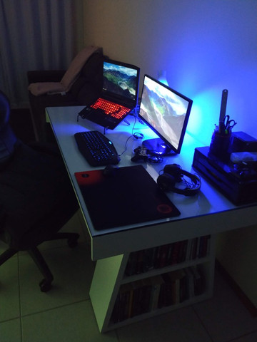 Mesa com tampo de vidro e prateleiras - Foto 4