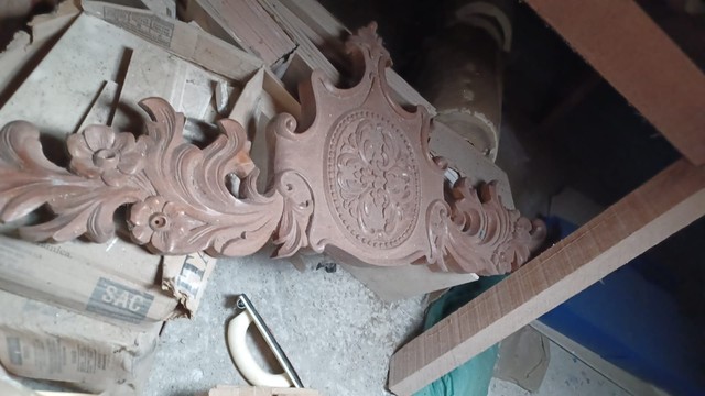 Florão entalhado em madeira maciça