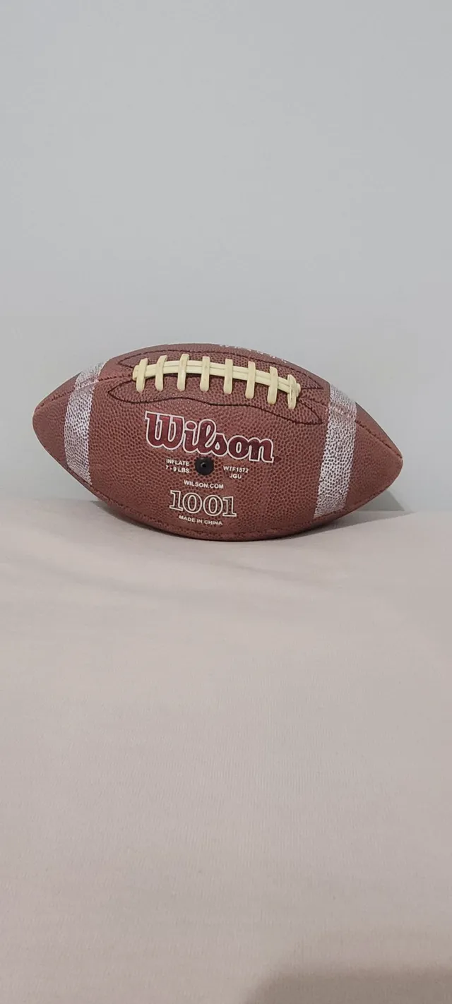 Bola de futebol americano marrom em branco simulado para jogo de