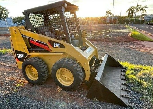 Mini-Carregadeira caterpillar 2013 - Foto 3