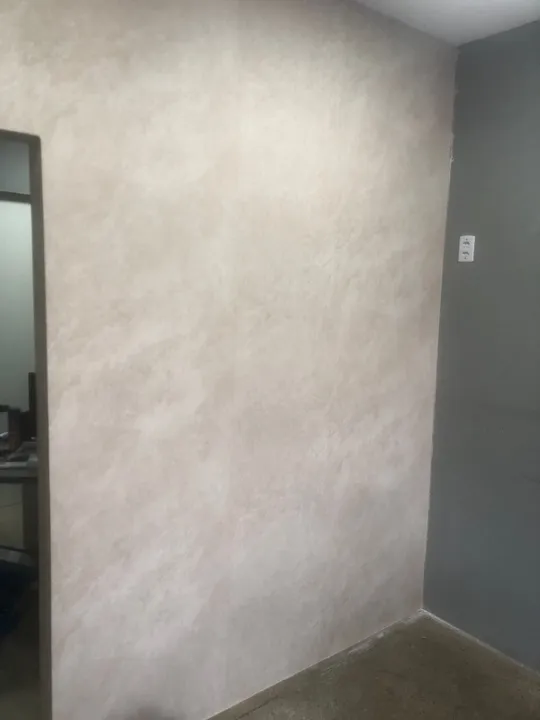 Revestimento de parede com papel de parede e adesivo vinil
