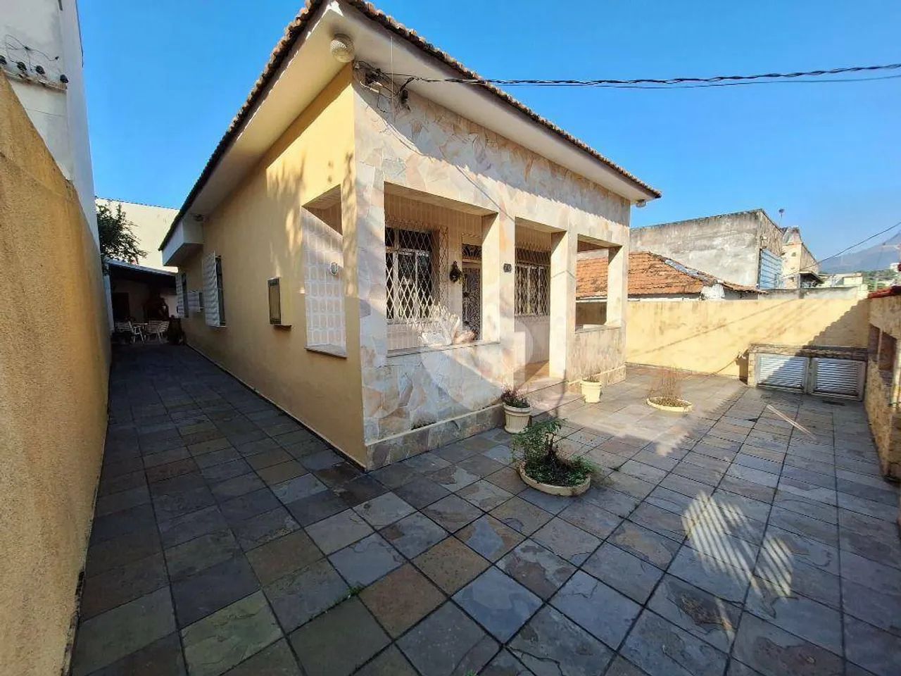 Piedade, Casa Linear em centro de terreno, varandão, 3qts, 6 vagas, quintal $690.000,00 -  - Foto 2